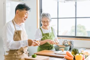 楽しく料理をする年配の男女